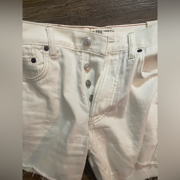 We The Free Free People Shorts 26 NWT New Ivy Mid-Rise Cutoff Denim Boho Ivory - Picture 9 of 10